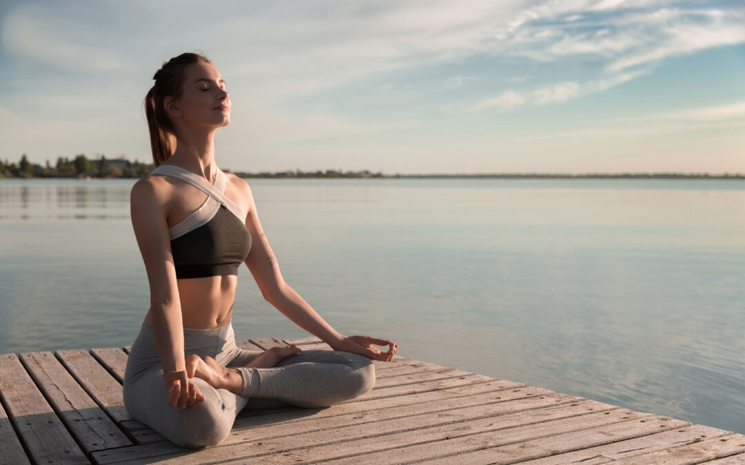 Yoga, mindfulness y nudismo: Un trío para el bienestar integral
